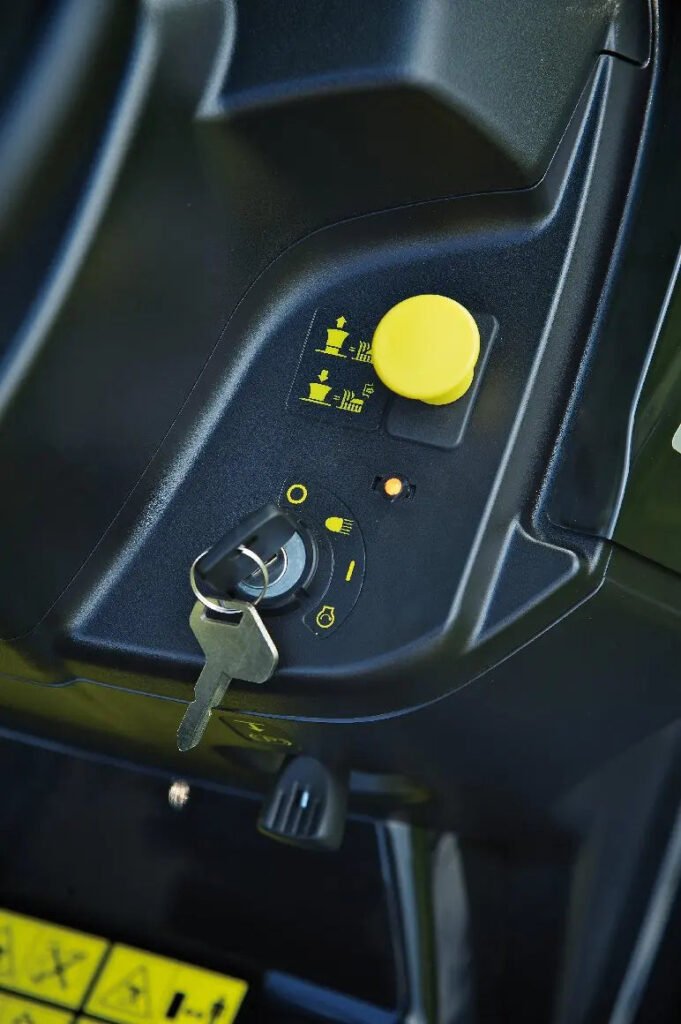 Alpina Rasentraktor AT 84 HA, 84 cm Schnittbreite, 414 cm³ Motor, Hydrostat, 200 L Fangkorb Alpina