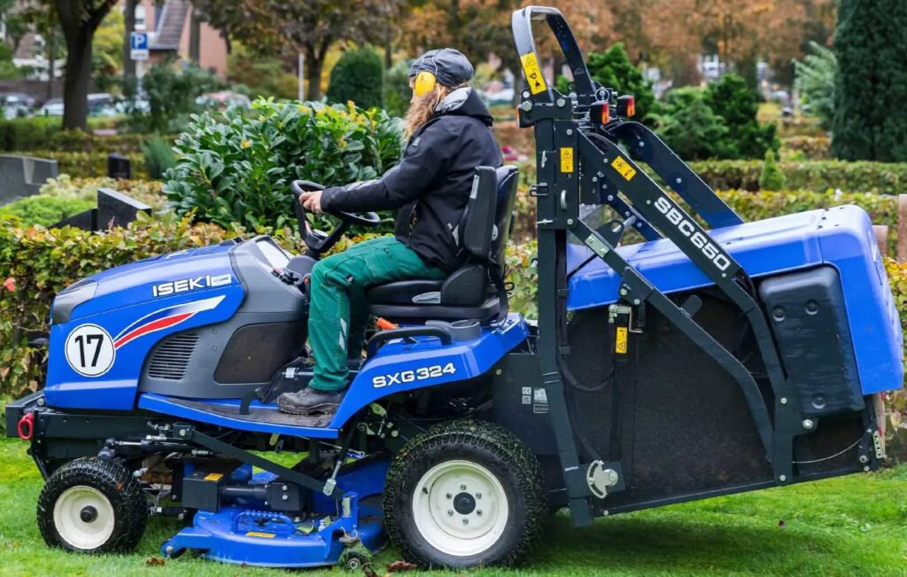 ISEKI SXG 324 Diesel Rasentraktor mit Hochentleerung – 122 cm Schnittbreite, 3-Zylinder Motor, 650 L Fangkorb, inkl. SCMB48 & SBC650 Iseki