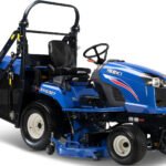 ISEKI SXG 327 Diesel Rasentraktor mit Hochentleerung – 137 cm Schnittbreite, 3-Zylinder Motor, 590 L Fangkorb, inkl. SCMB54 & SBC650 Iseki