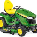 John Deere X590 Rasentraktor mit 137 cm Accel Deep Mähwerk, 23,1 PS Kawasaki EFI Motor, Hydrostat, Allradlenkung John Deere