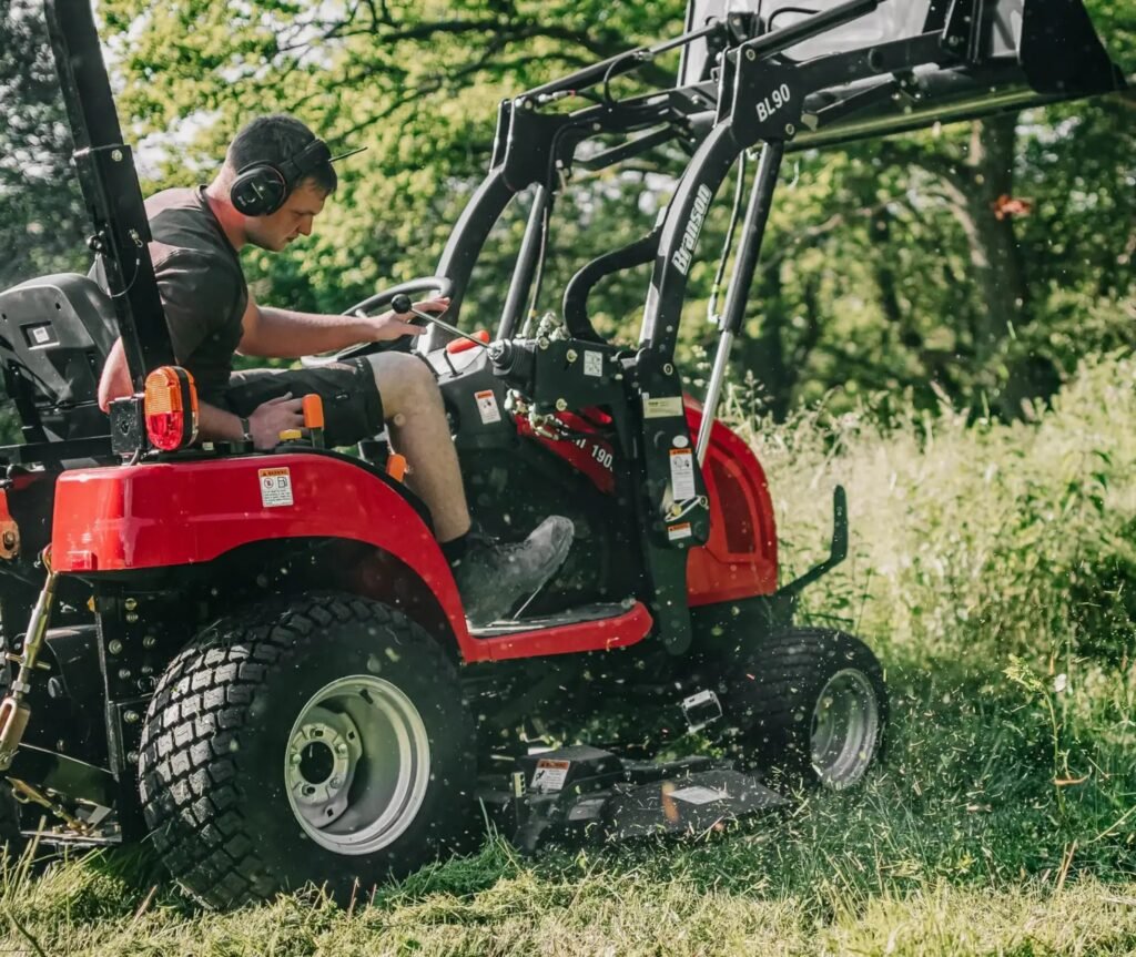 TYM T194 Allrad-Diesel Kleintraktor mit 137 cm Zwischenachsmähwerk, 19,4 PS Yanmar Motor, Hydrostat, Rasenbereifung Tym