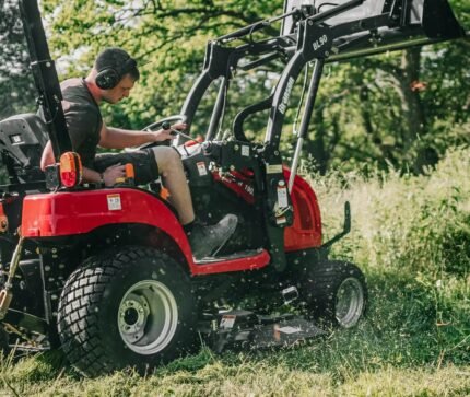 TYM T194 Allrad-Diesel Kleintraktor mit 137 cm Zwischenachsmähwerk, 19,4 PS Yanmar Motor, Hydrostat, Rasenbereifung Tym